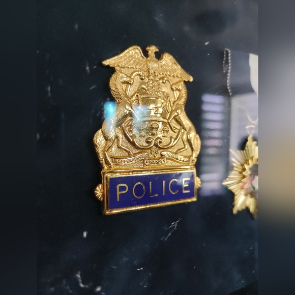 Movie Prop Police badge and medal framed - Picture 3 of 4